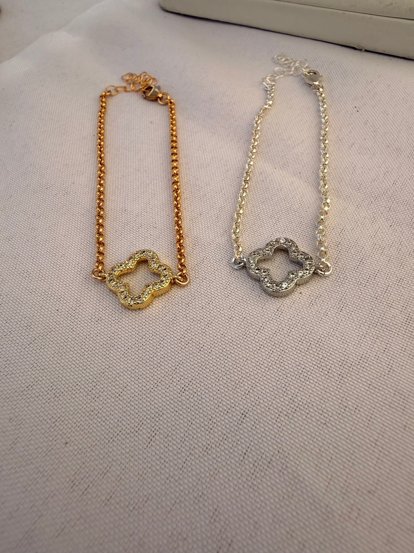 Clover connector bracelet with cubic zirconia