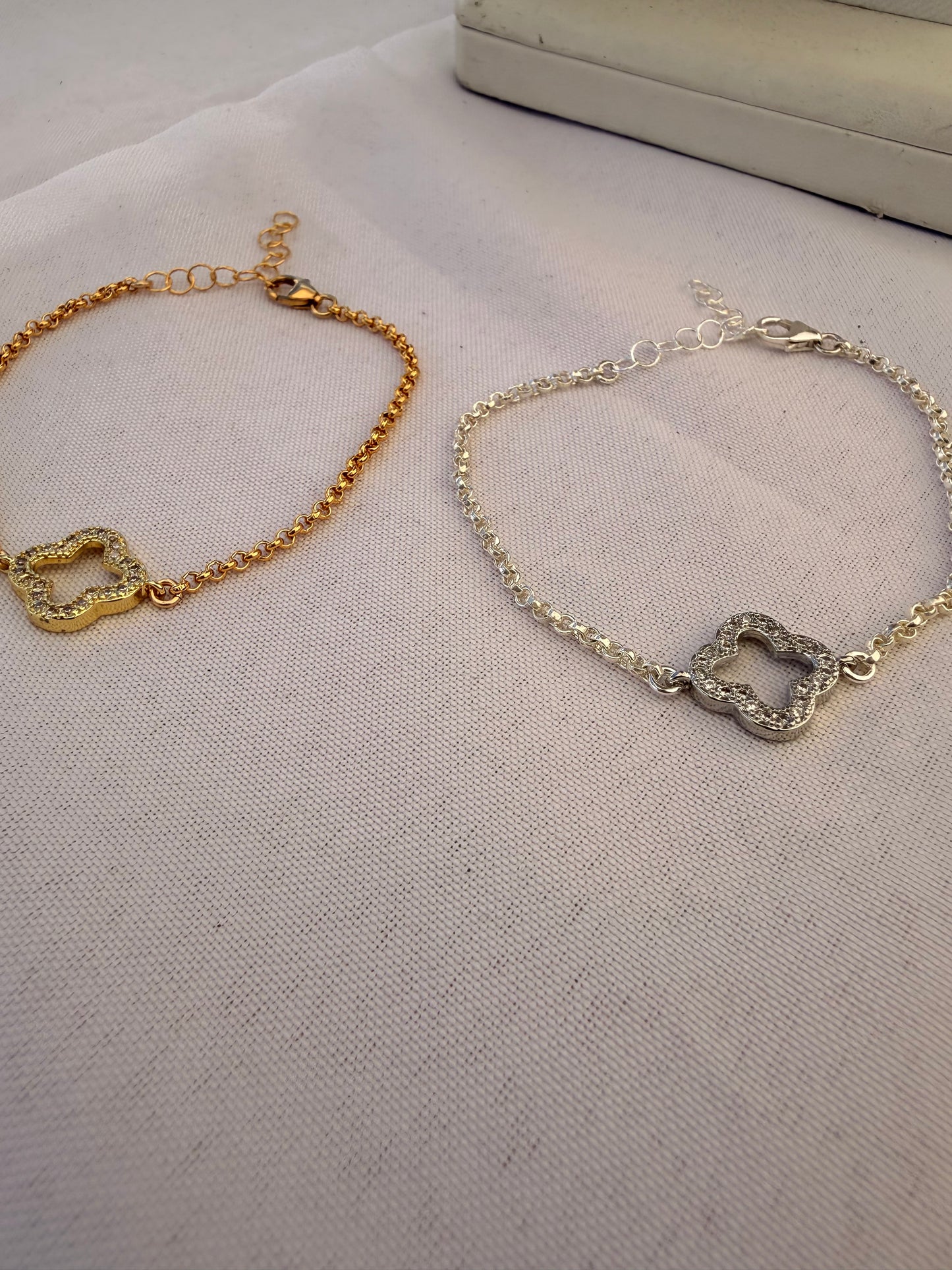 Clover connector bracelet with cubic zirconia